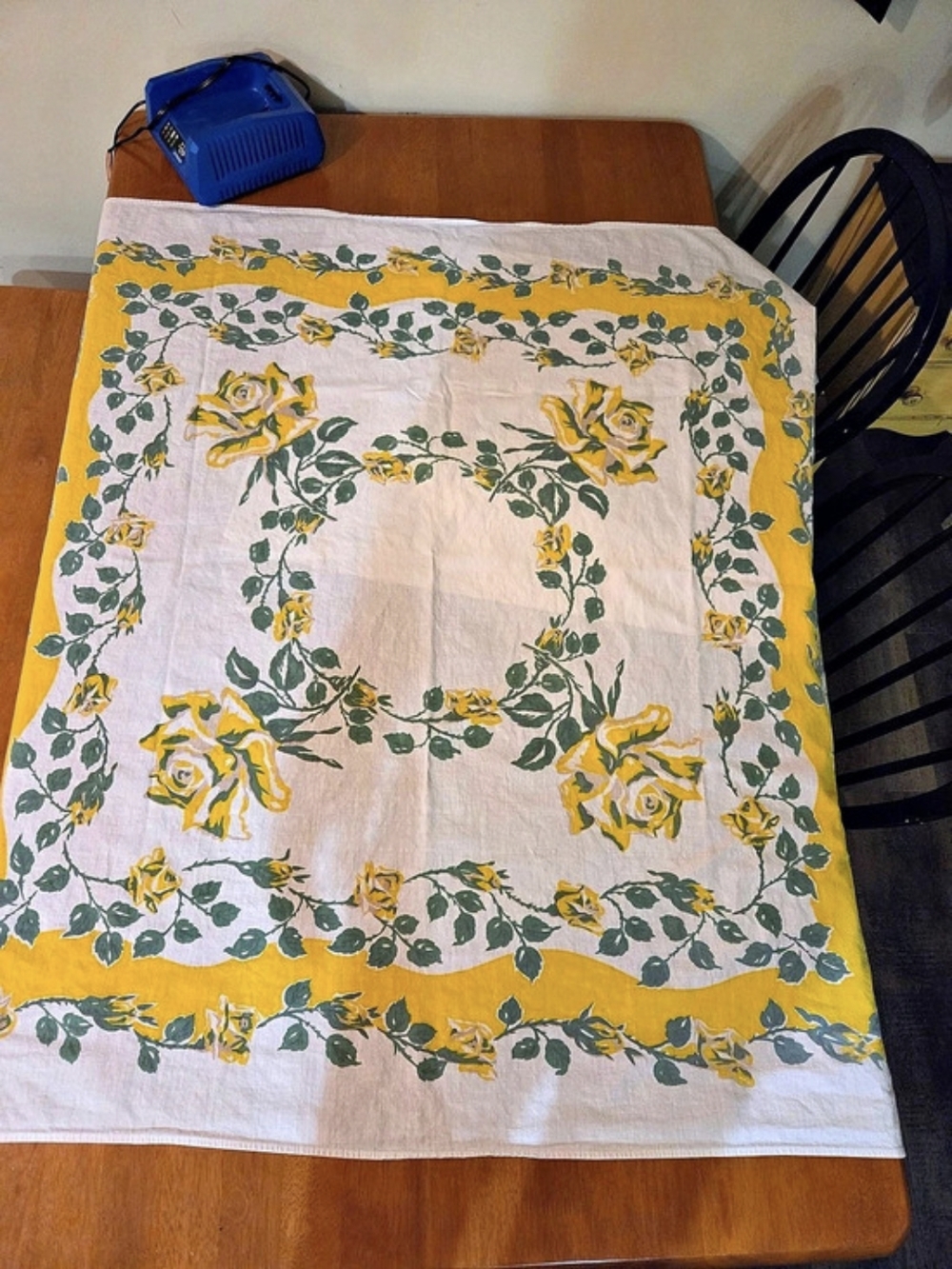Vintage Floral Tablecloth in Yellow & White In Great Condition